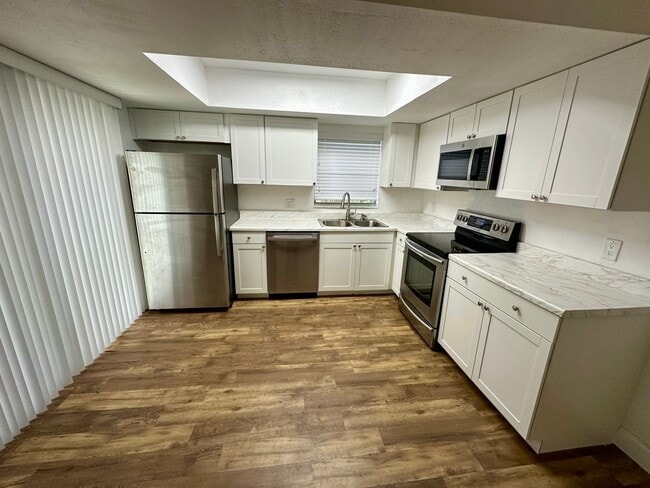 Building Photo - Fully Remodeled - 2/2 Townhome in Central ...