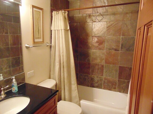 Building Photo - Spacious 1 bedroom Condo in Governor's Par...