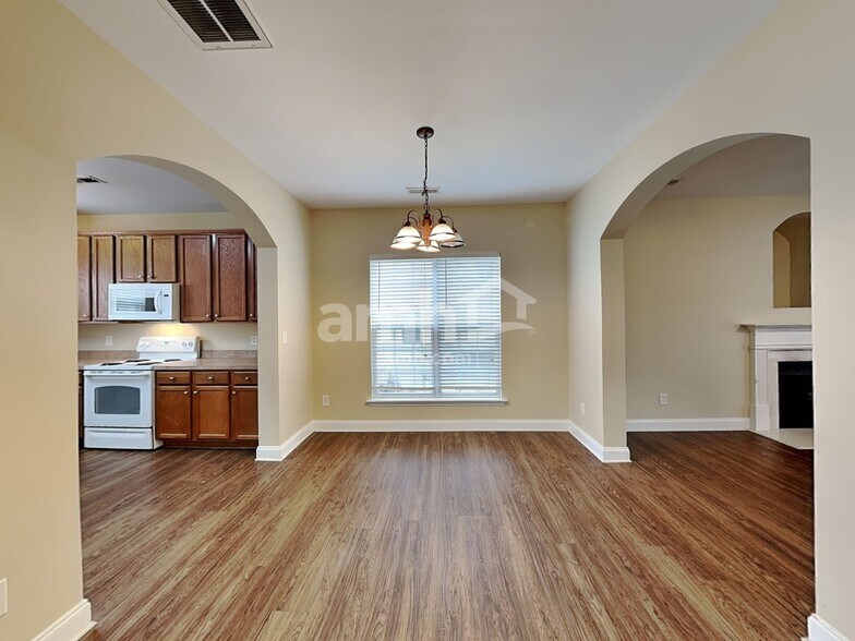 Building Photo - 7842 Jester Park Dr