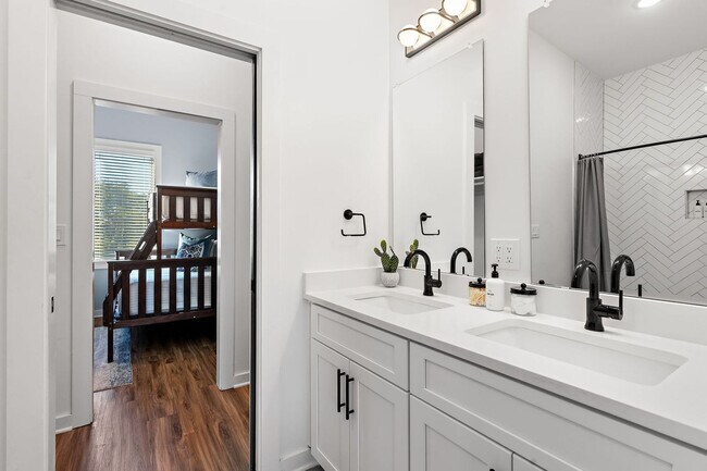 Building Photo - 738 Douglas Ave