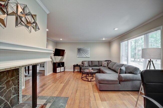 Building Photo - 2885 Duke of Gloucester St