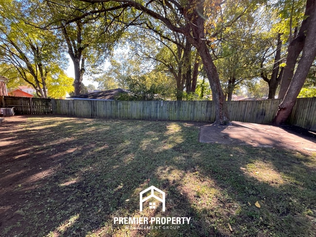 Building Photo - 1601 Favell Dr