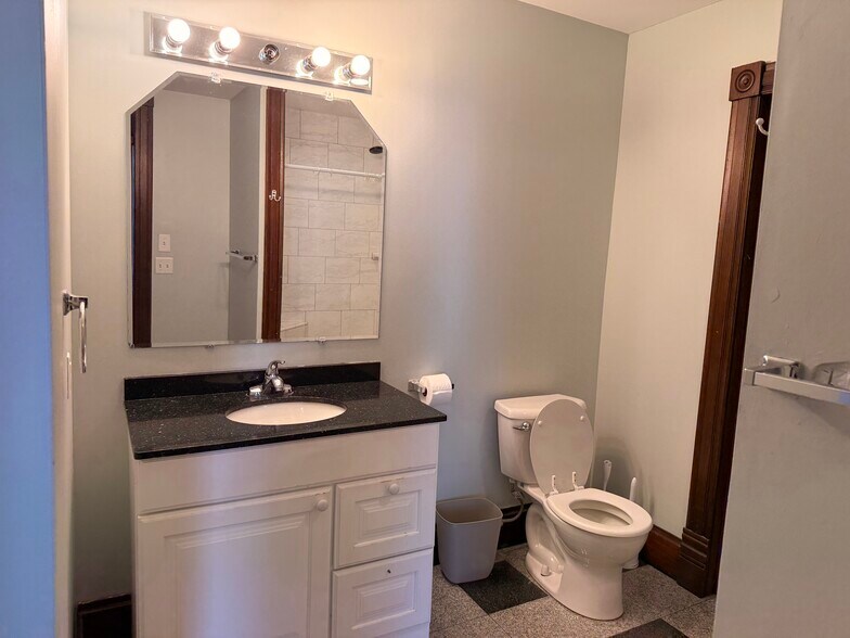 Building Photo - 215 6th St