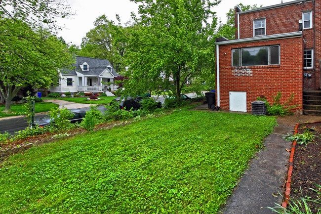 Building Photo - Blocks to Crystal City Metro and just minutes to Washington, D.C. via the 14th Street Bridge