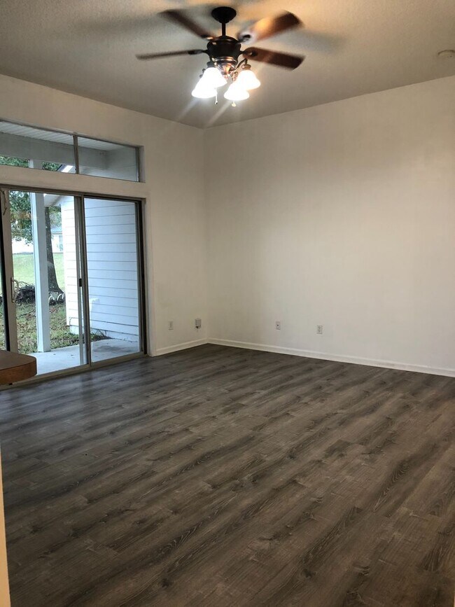 Building Photo - Cute Spacious Westside Home