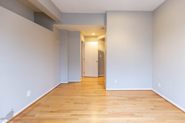 Building Photo - Spacious Two Bedroom Off 14th St. Corridor!