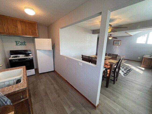 Building Photo - NEW ON MARKET // ALL BILLS PAID !