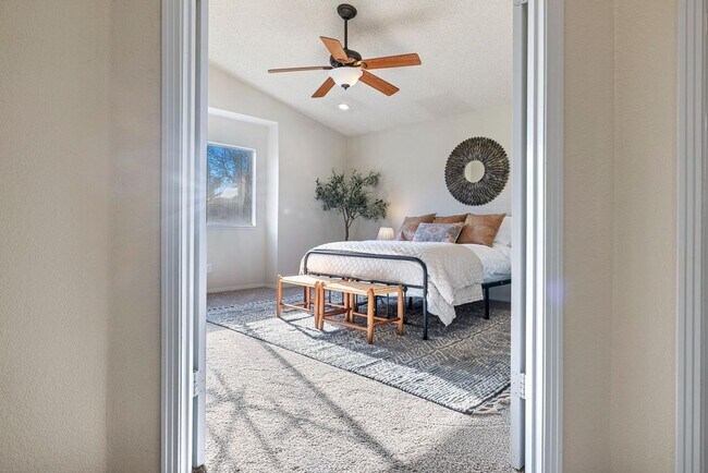 Building Photo - Stunning 4 Bedroom 2.5 bath in Woodward Park area!