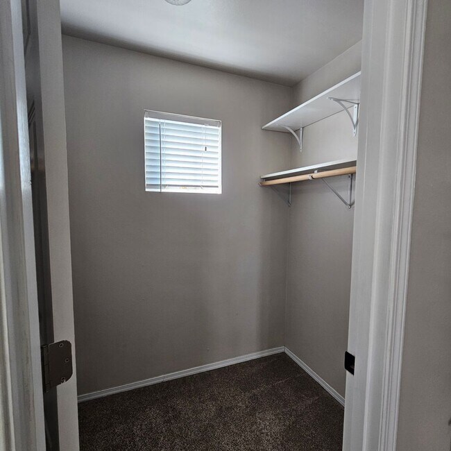 Building Photo - Beautiful Home with Mt. Rainier Views – Close to PSNS & Ferries