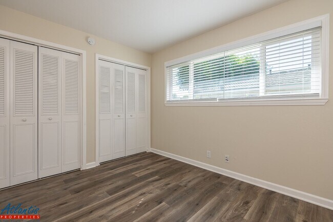 Building Photo - Remodeled Condo | LVP Flooring | Central A/C