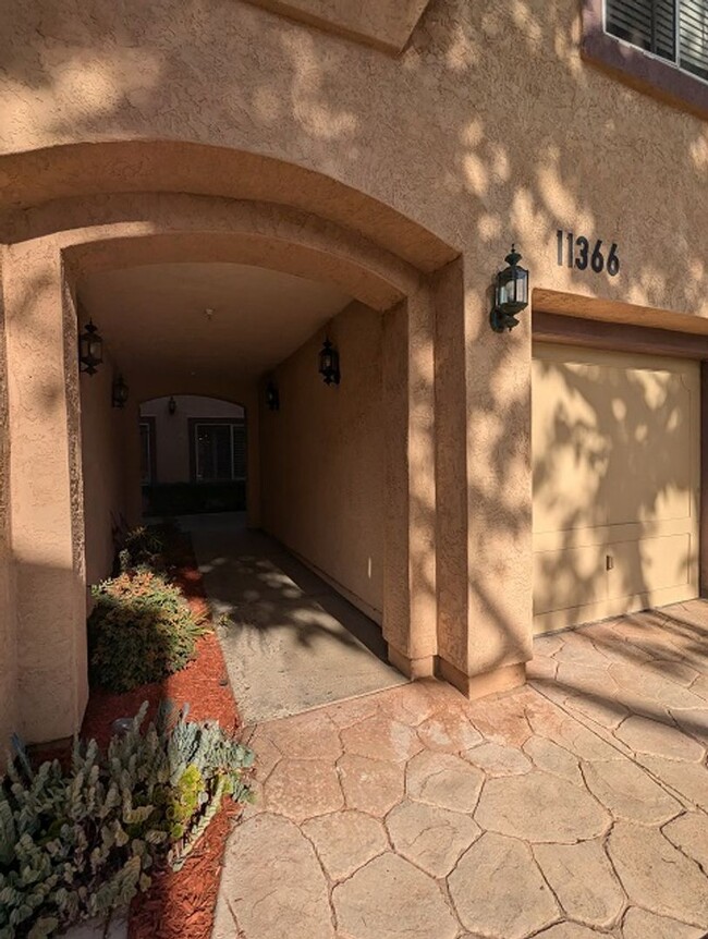 Building Photo - 2Bed 2.5 Bathroom Two Story Townhome at th...