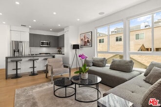 Building Photo - 1228 N Sycamore Ave