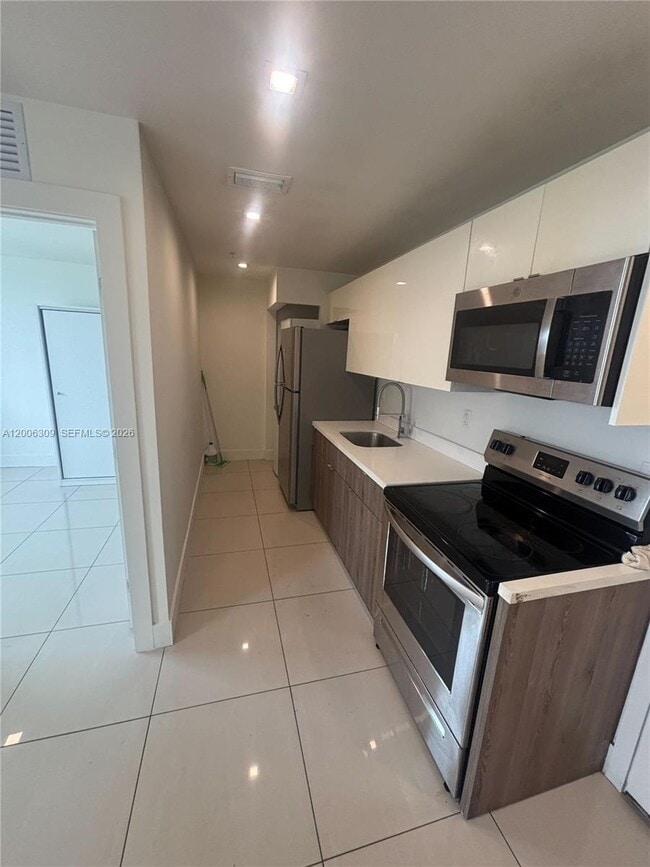 Building Photo - 821 SW 18th Ave