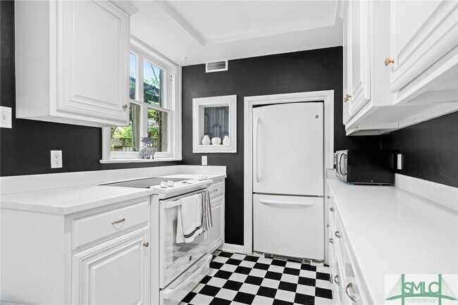 Building Photo - 332 E 48th St