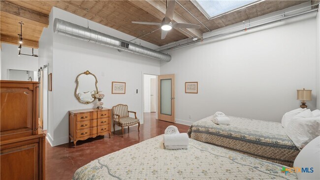 Building Photo - 222 Losoya St