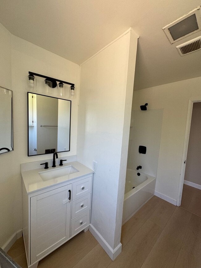 Building Photo - Charming 3-Bedroom, 2-Bathroom Home with H...