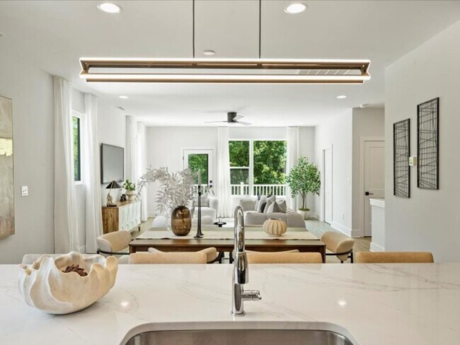 Building Photo - Modern Luxury Townhomes in Charlotte, NC.