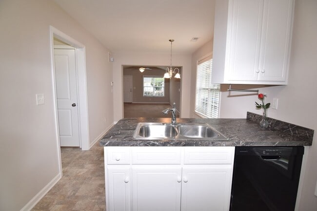 Building Photo - One Story Living 3 Bedroom 2 Bath Home