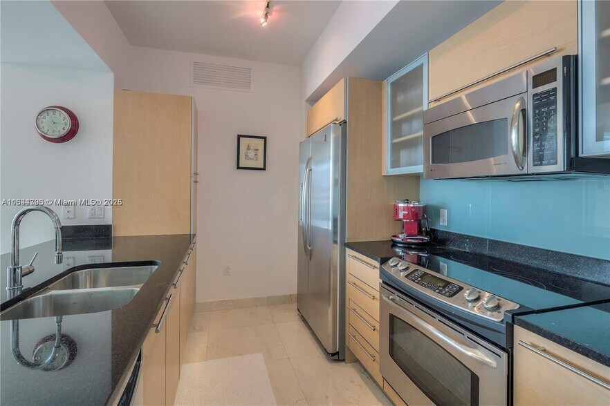 Building Photo - 950 Brickell Bay Dr