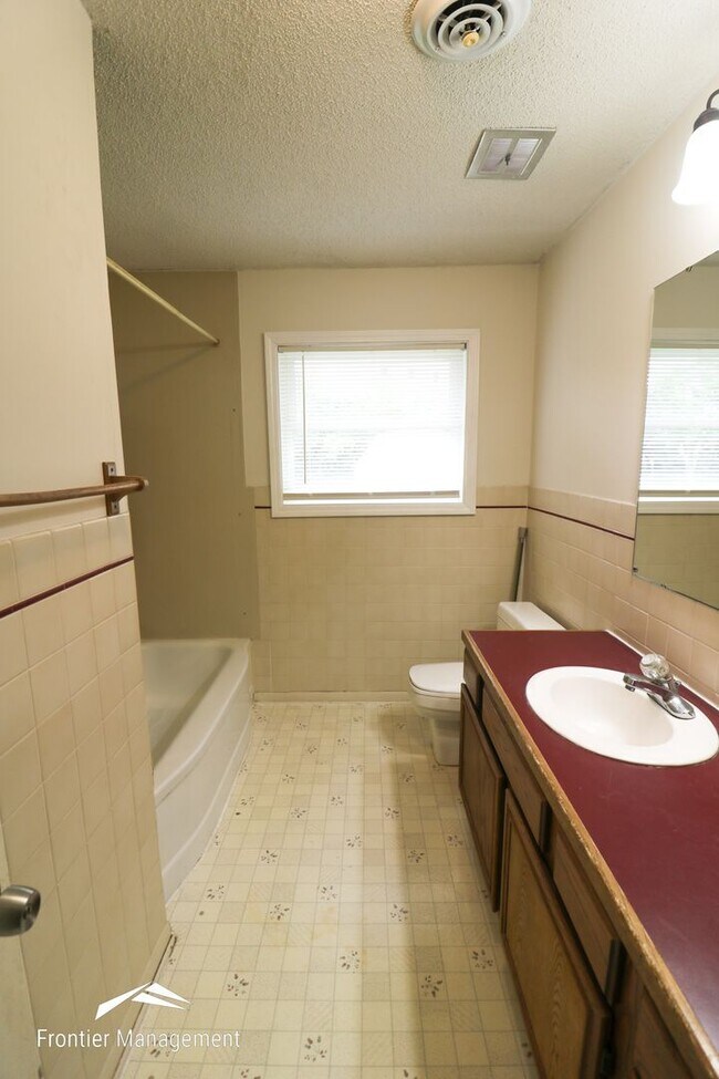 Building Photo - Three Bedroom Home Near Westloop Shopping ...