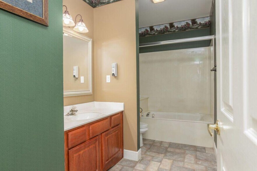 Building Photo - 175 Golf View Dr