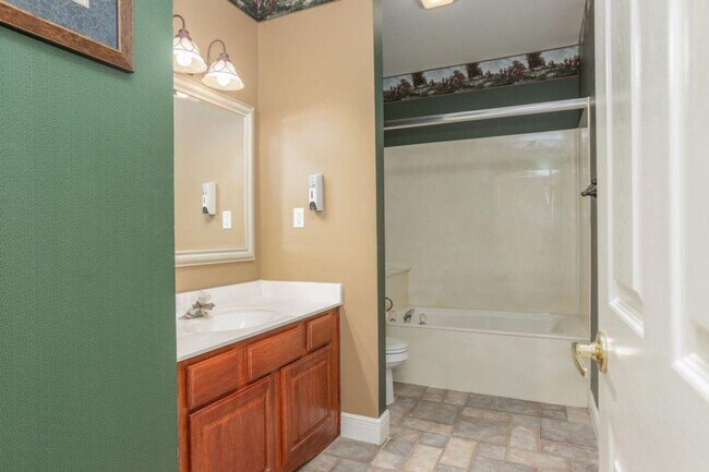 Building Photo - 175 Golf View Dr