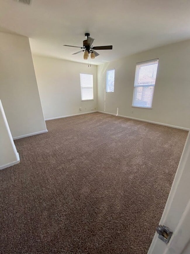 Building Photo - North Natomas 2 Story 4 bed 2.5 bath 2 Car...