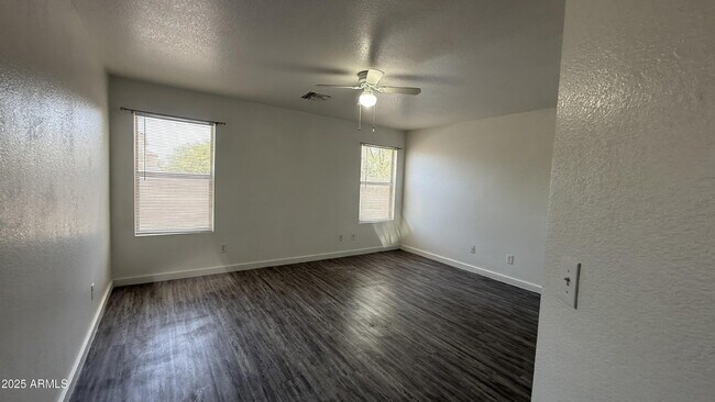 Building Photo - 679 W Jardin Dr