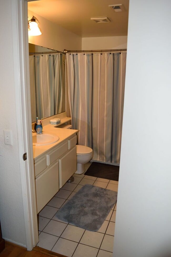 Building Photo - Oxnard Condominium 1 Bedroom 1 Bathroom pr...
