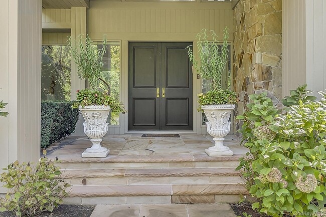 Building Photo - 5 Coachman's Ct