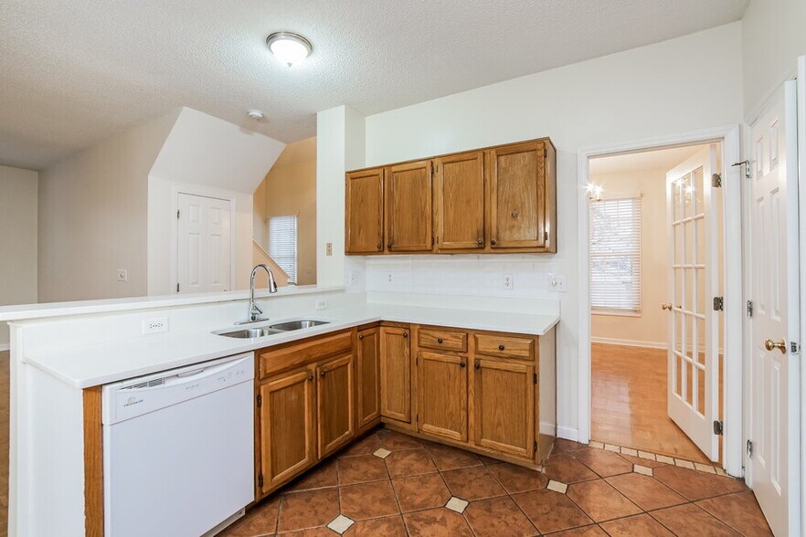 Building Photo - 813 Hanska Way