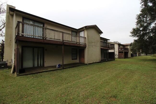 Building Photo - Upstairs 2BR/1BA Apartment Off 9 Mile Rd –...