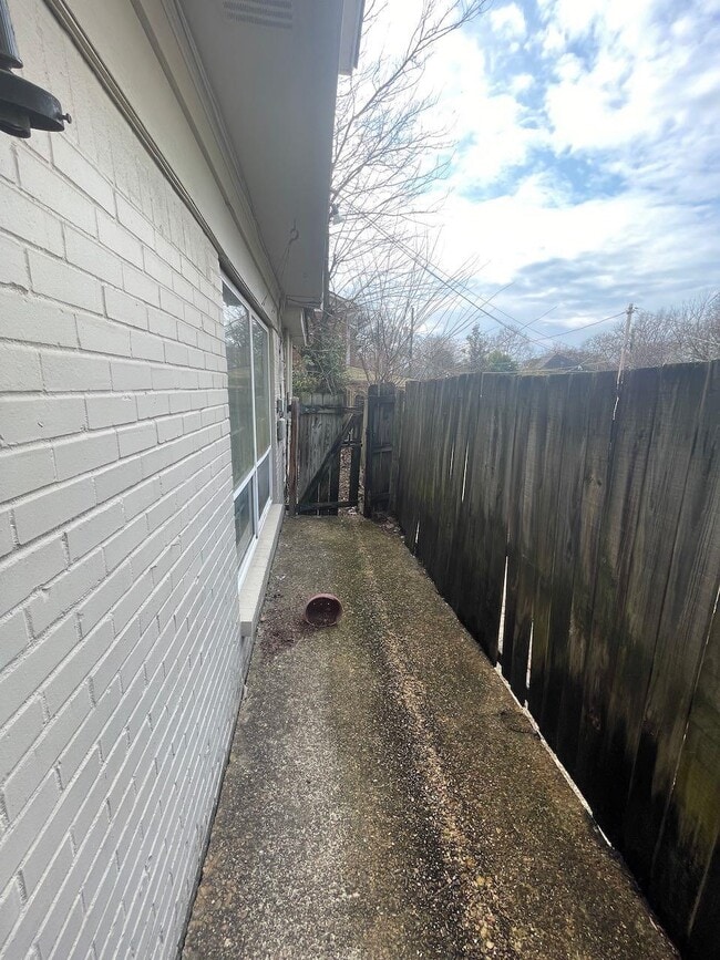 Building Photo - 495 Dickinson St