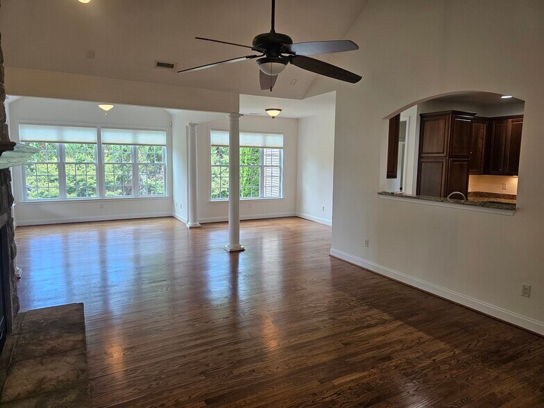 Building Photo - 212 Medford Dr