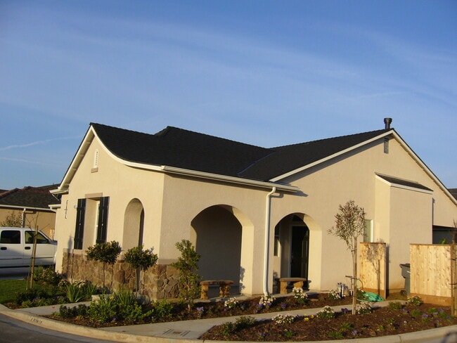 Building Photo - 5577 N Plum Ln