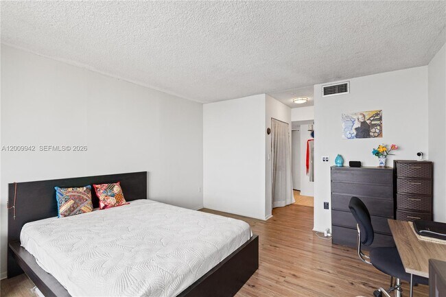 Building Photo - 1301 NE Miami Gardens Dr
