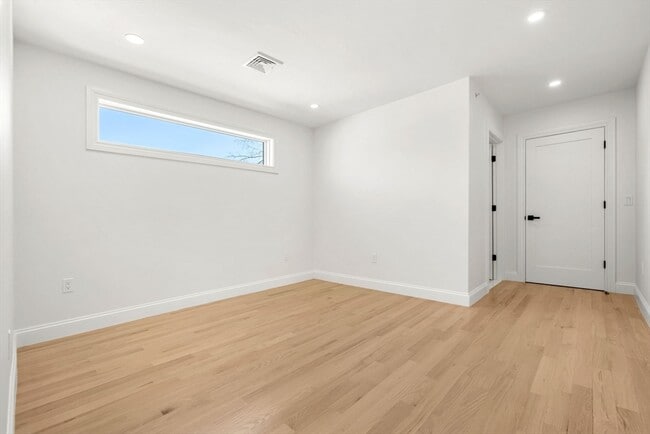 Building Photo - 55 Dustin St