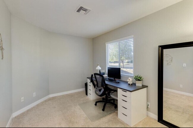 Building Photo - 6927 E Grandview Dr