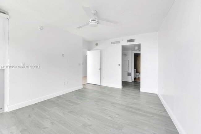 Building Photo - 1750 N Bayshore Dr