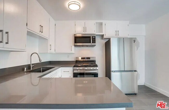 Building Photo - 869 Glenway Dr