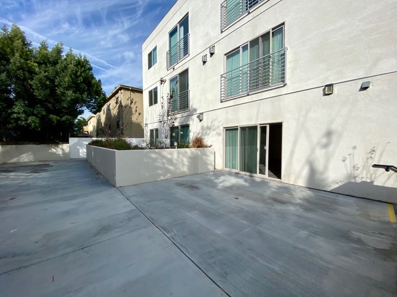 Building Photo - 14934 Burbank Blvd