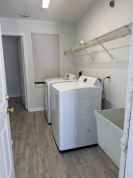 Building Photo - 262 SW Crescent Ave