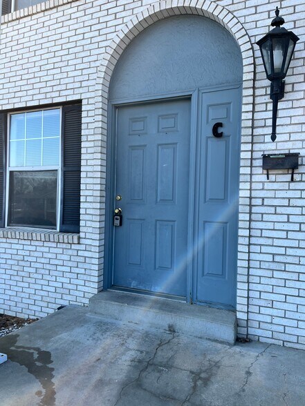 Building Photo - 1210 W Main St