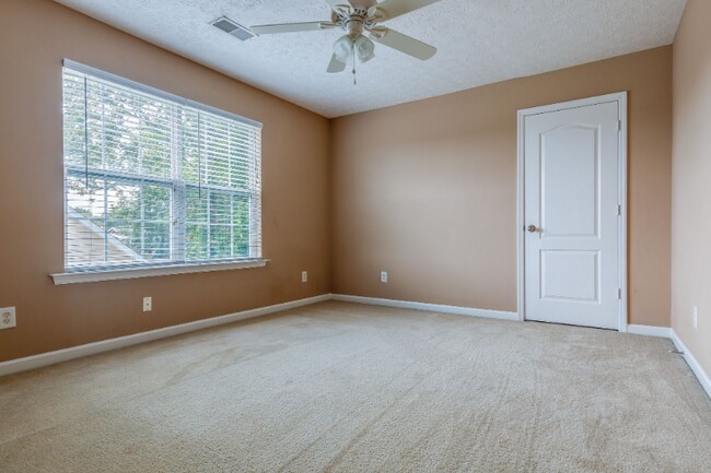 Building Photo - 1800 Woodland Pointe Dr