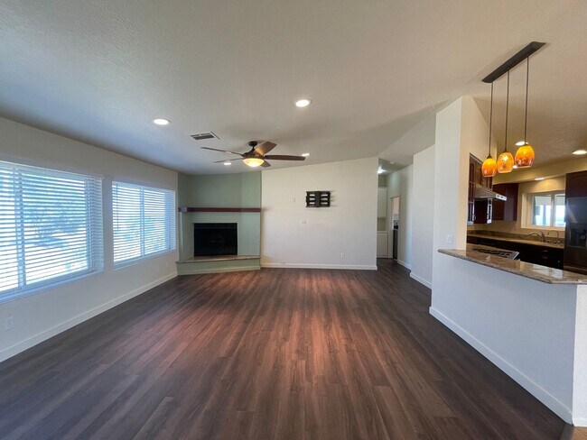 Building Photo - Palmdale 3 Bedroom + 2 Bathroom