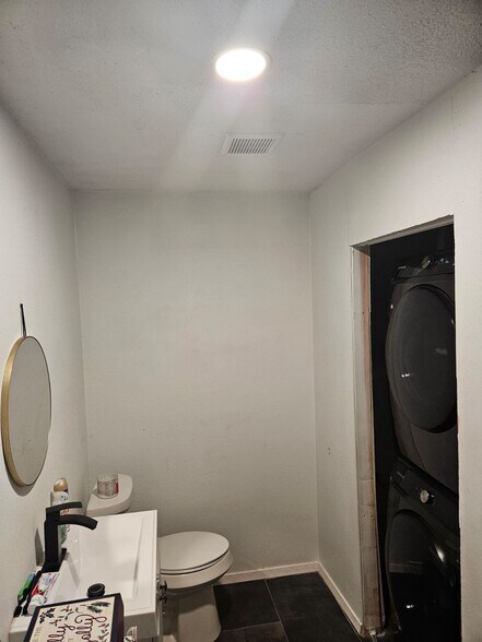 Building Photo - 703 Mockingbird Ln