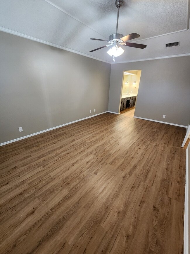 Building Photo - 2 bed 2 bath, 2 car garage