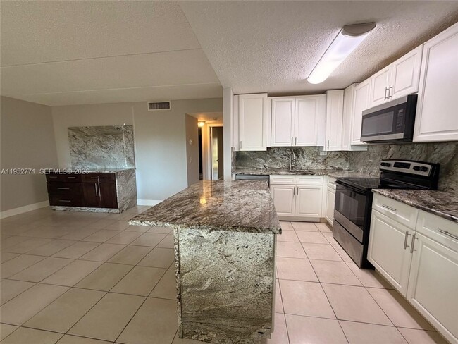 Building Photo - 105 Meadows Cir