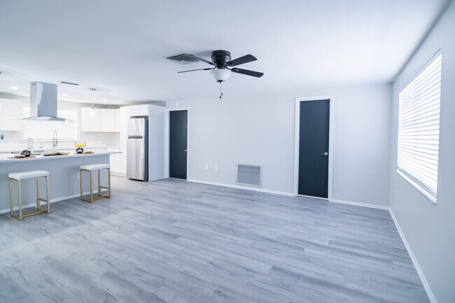 Building Photo - 6443 Lomand Ave