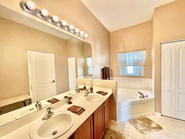 Building Photo - 137 Canterbury Pl